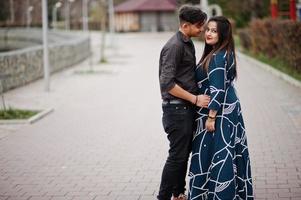historia de amor de una pareja india posada al aire libre. foto
