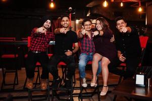 grupo de amigos indios sentados en el lounge bar, divirtiéndose y descansando. foto