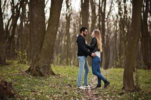 historia de amor de una pareja multirracial genial en el bosque de primavera. foto