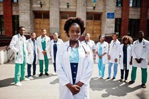 grupo de estudiantes de médicos africanos cerca de la universidad de medicina al aire libre. foto