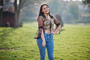 Bonita chica modelo latina de ecuador usa jeans posados en la calle. foto