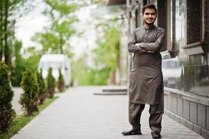 El hombre indo paquistaní usa ropa tradicional achkan o sherwani. foto