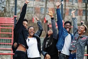 jóvenes amigos africanos de la generación del milenio en el gimnasio al aire libre. gente negra feliz divirtiéndose juntos. concepto de amistad de generación z. foto