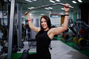 entrenamiento de chica joven deporte en el gimnasio. mujer fitness haciendo ejercicios. foto