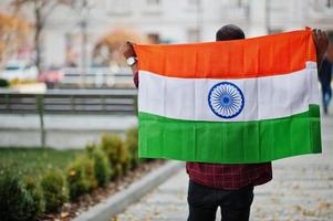 estudiante indio del sur de asia con bandera india posada al aire libre. foto