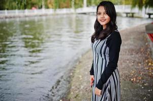 retrato de una joven y hermosa adolescente india o del sur de Asia vestida. foto