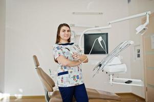 retrato de una bebé dentista en su consultorio dental. foto