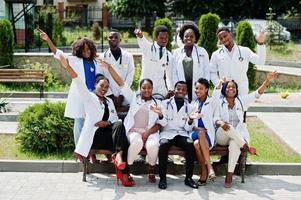 grupo de estudiantes de médicos africanos cerca de la universidad de medicina al aire libre. foto