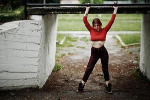 retrato de moda de chica sexy pelirroja al aire libre. modelo atractiva mujer de seducción. foto