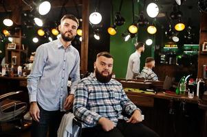 apuesto hombre barbudo en la barbería, peluquero en el trabajo. foto