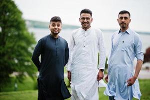 grupo de hombres paquistaníes vestidos con ropa tradicional salwar kameez o kurta. foto