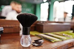 herramientas de peluquería en la mesa de fondo de madera. foto