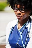 retrato de una doctora afroamericana con estetoscopio usando bata de laboratorio. foto