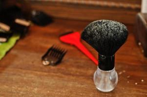 herramientas de peluquería en la mesa de fondo de madera. foto