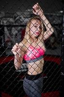 Chica rubia de deporte sexy posó en el ring. ajuste mujer boxeo. foto