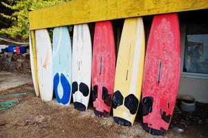 viejas tablas de surf. concepto extremo de vacaciones y deporte de verano. foto