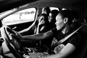 jóvenes amigos afroamericanos sentados dentro de un auto. foto