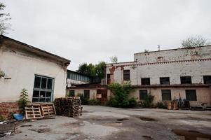 exterior industrial de una antigua fábrica abandonada. foto