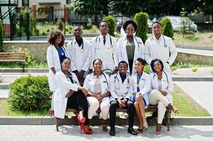 grupo de estudiantes de médicos africanos cerca de la universidad de medicina al aire libre. foto