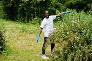 hombre voluntario africano en el parque. Concepto de voluntariado, caridad, personas y ecología de África. foto