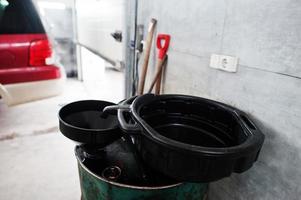 bandeja para aceite de coche en taller de estación de servicio. foto