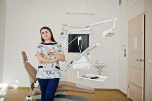 retrato de una bebé dentista en su consultorio dental. foto
