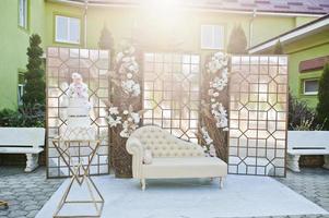 composición del arco de la boda. montaje moderno para la ceremonia de la boda. foto