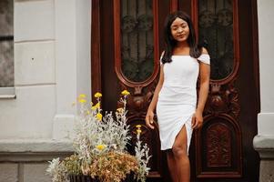 mujer afroamericana con vestido blanco posó al aire libre. foto