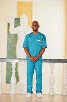 médico africano profesional en el hospital. negocio de atención médica y servicio médico de áfrica. foto