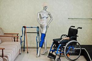 silla de ruedas y maniquí en la clínica protésica. foto