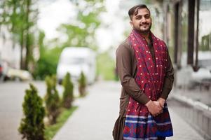 el hombre pathan pakistaní usa ropa tradicional. foto