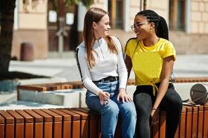 niña caucásica blanca y afroamericana negra juntas. unidad mundial, amor racial, comprensión en la tolerancia y cooperación en la diversidad de razas. foto