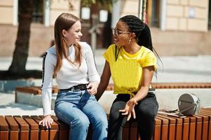 niña caucásica blanca y afroamericana negra juntas. unidad mundial, amor racial, comprensión en la tolerancia y cooperación en la diversidad de razas. foto