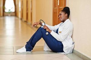 doctora africana profesional en el hospital. negocio de atención médica y servicio médico de áfrica. cansado después del trabajo duro. foto