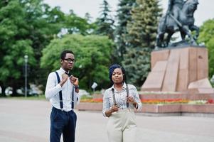 elegante pareja afroamericana de negocios planteada al aire libre. foto