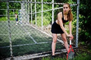 bella deportista mujer tenista con raqueta en traje de ropa deportiva. foto