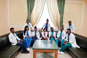 grupo de estudiantes de medicina africanos en la universidad sentados en un sofá. foto