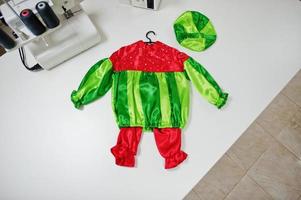 disfraz de niño hecho a mano de carnaval infantil en la oficina de costureras en el lugar de trabajo. foto