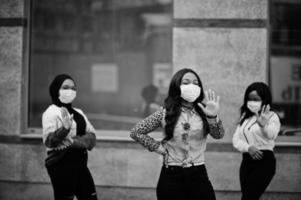 grupo de tres jóvenes voluntarios afroamericanos con mascarilla al aire libre. cuarentena de coronavirus y pandemia mundial.