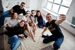 grupo de personas haciendo selfie. equipo de fotógrafos, diseñadores y modelos en sesiones fotográficas, clase magistral de profesionales. foto