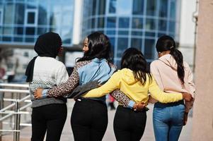 vista posterior de cuatro jóvenes amigas afroamericanas universitarias pasan tiempo juntas. foto