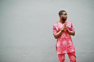 retrato de un joven negro con ropa tradicional africana de color rojo. foto