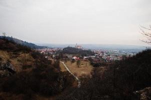 vista del castillo de mikulov, moravia del sur, república checa. foto