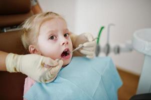 hijita en la silla del dentista. niños dentales. foto