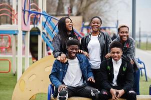 jóvenes amigos africanos de la generación del milenio caminando en la ciudad. gente negra feliz divirtiéndose juntos. concepto de amistad de generación z. foto