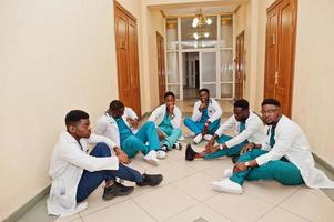 grupo de estudiantes de medicina masculinos africanos en la universidad. foto