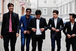 grupo de 5 estudiantes indios en trajes posados al aire libre. foto