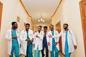 grupo de estudiantes de medicina masculinos africanos en la universidad. foto