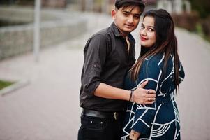 historia de amor de una pareja india posada al aire libre. foto