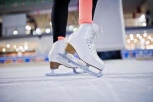 piernas de patinador sobre hielo en la pista de hielo. foto